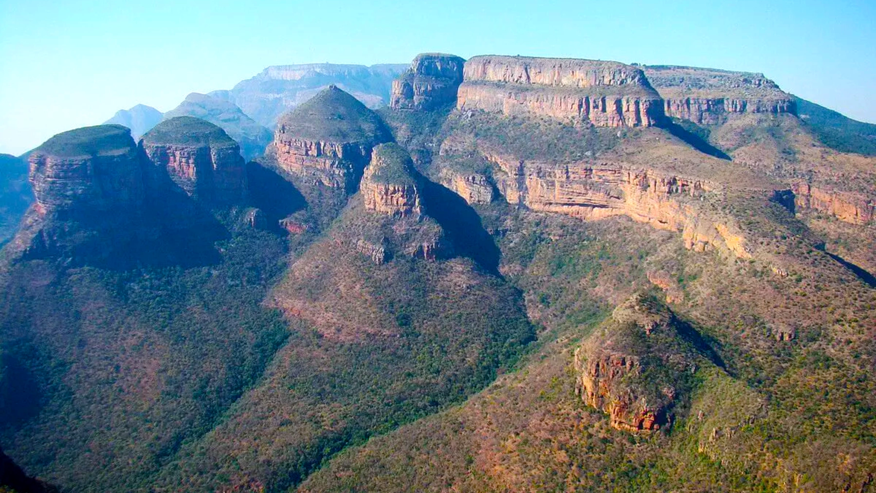 Die Drei Rondavels mit Blick auf den Blyde River Canyon entlang der Panorama Route in Mpumalanga, mit dramatischen Klippen, üppig grünen Canyonhängen und weiten Panoramablicken.