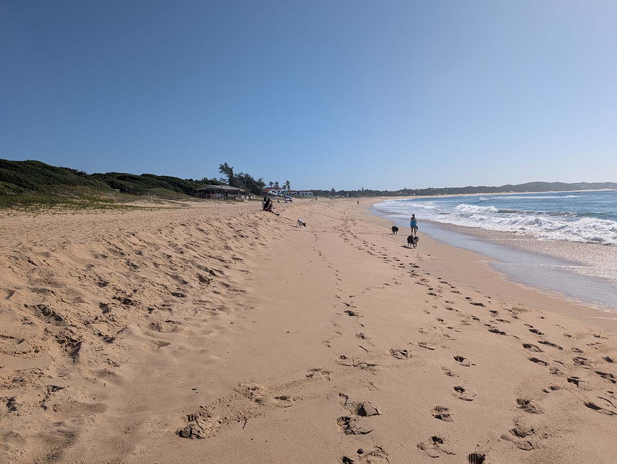 Ponta do Oura, Mozambique: coastline views and beach lifestyle